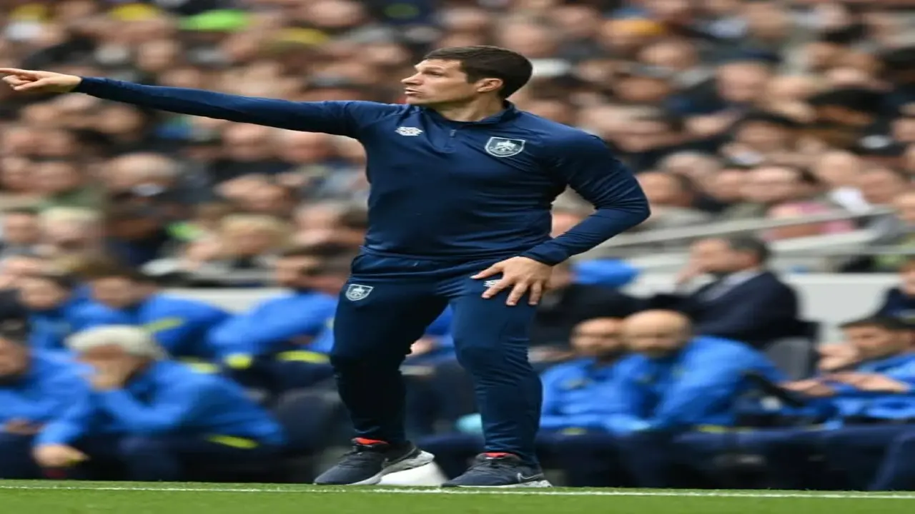 مايكل جاكسون يدرب بيرنلي لنهاية الموسم.. ما الحكاية؟